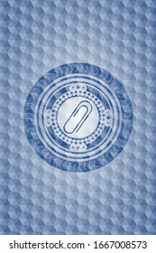 icono de clip en el interior del emblema azul con fondo de patrón geométrico.