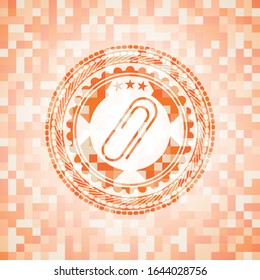 icono de clip de papel dentro de la ilustración de fondo de mosaico naranja. Mosaico geométrico cuadrado sin fisuras con emblema interior.