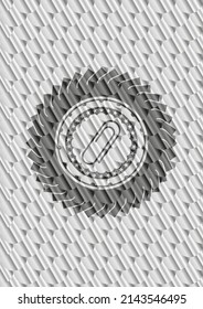 icono del clip de papel dentro de la placa o emblema de color plata. Patrón de escalas. Ilustración vectorial. Detallado. 