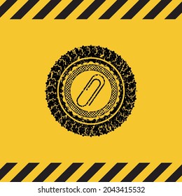 icono del clip de papel dentro del signo de advertencia, emblema de grunge negro. Ilustración vectorial. Detallado. 