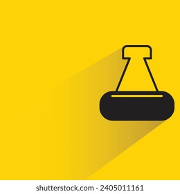 icono de clip de papel con sombra sobre fondo amarillo