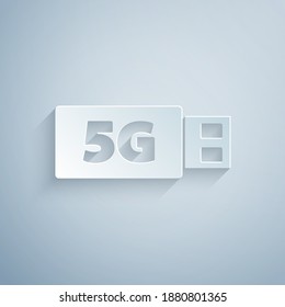 Módem 5G para Internet móvil rápido aislado en fondo gris. Tecnología de velocidad de datos de conexión de alta velocidad de red global. Estilo de arte de papel. Vector.