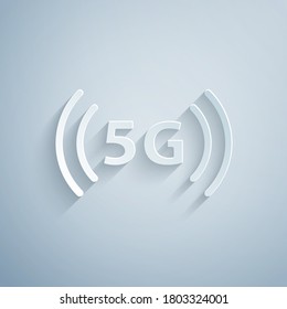 Cortado de papel 5G nuevo icono de conexión inalámbrica a internet inalámbrico aislado en fondo gris. Tecnología de velocidad de datos de conexión de alta velocidad de red global. Estilo de arte de papel. Vector.