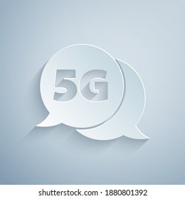 Cortado de papel 5G nuevo icono de conexión inalámbrica a internet inalámbrico aislado en fondo gris. Tecnología de velocidad de datos de conexión de alta velocidad de red global. Estilo de arte de papel. Vector.