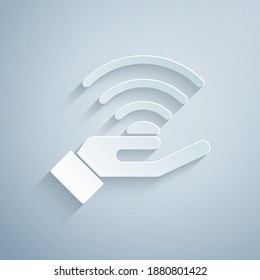 Cortado de papel 5G nuevo icono de conexión inalámbrica a internet inalámbrico aislado en fondo gris. Tecnología de velocidad de datos de conexión de alta velocidad de red global. Estilo de arte de papel. Vector.