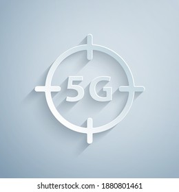 Cortado de papel 5G nuevo icono de conexión inalámbrica a internet inalámbrico aislado en fondo gris. Tecnología de velocidad de datos de conexión de alta velocidad de red global. Estilo de arte de papel. Vector.