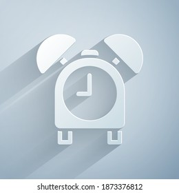 Icono de reloj de alarma de corte de papel aislado en fondo gris. Despierten, levanten el concepto. Signo de tiempo. Estilo de arte de papel. Vector