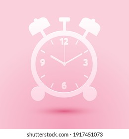 Icono de reloj de alarma de corte de papel aislado en fondo rosado. Despierten, levanten el concepto. Signo de tiempo. Estilo de arte de papel. Vector.