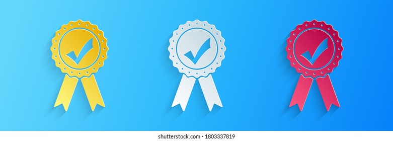 Corte de papel Medalla aprobada o certificada con cintas y marca de verificación icono aislado en fondo azul. Estilo de arte de papel. Vector.