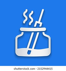 Icono de difusor de Aroma cortado en papel aislado en fondo azul. Frasco de vidrio diferente con palitos de aroma de madera. Estilo de arte de papel. Vector