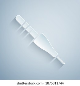 Recorte de papel Icono de toma de audio aislado en fondo gris. Cable de audio para equipos de sonido de conexión. Cable de enchufe. Instrumento musical. Estilo de arte de papel. Vector.
