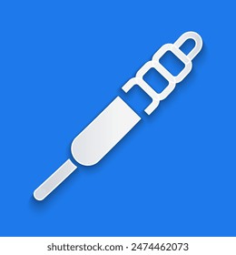 Icono de la toma de audio aislado sobre fondo azul. Cable de audio para equipo de sonido de conexión. Cable enchufable. Instrumento musical. Estilo de arte de papel. Vector