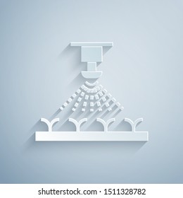 Cortado de papel Icono de rociadores automáticos de riego aislados en fondo gris. Equipo de riego. Elemento de jardín. Icono de pistola de aerosol. Estilo de arte de papel. Ilustración vectorial