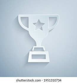 Icono de la copa de premio de corte de papel aislado en fondo gris. Símbolo de trofeo ganador. Campeonato o trofeo de la competencia. Signo de logro deportivo. Estilo de arte de papel. Vector