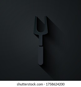 Recorte de papel Icono de horquilla de barbacoa aislado en el fondo negro. Señal de horquilla de barbacoa. Parrillada y barbacoa. Estilo de arte de papel. Ilustración vectorial