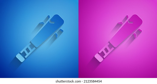 Papier geschnitten Baseball Fledermaus mit Nägeln Symbol einzeln auf blauem und violettem Hintergrund. Gewaltwaffe. Kunststil aus Papier. Vektorgrafik