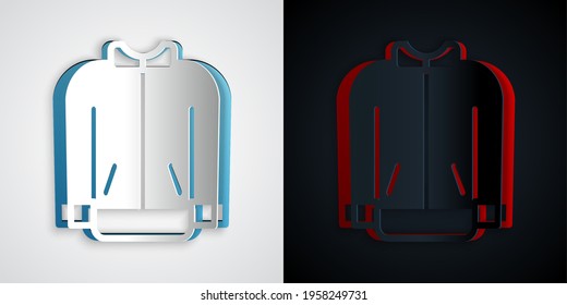 Cortado de papel Icono de camiseta de béisbol aislado en fondo gris y negro. Jersey de béisbol, uniforme deportivo, deporte de camisetas raglan. Estilo de arte de papel. Vector