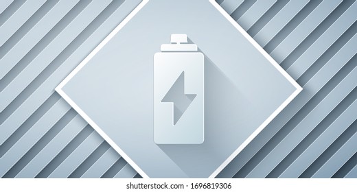 Icono de batería de corte de papel aislado en fondo gris. Símbolo de rayo. Estilo de arte de papel. Ilustración vectorial