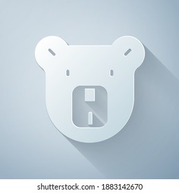 Recorte de papel Icono de la cabeza del oso aislado en fondo gris. Estilo de arte de papel. Vector