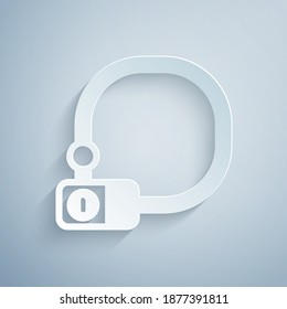 Corte de papel Bloqueo de bicicleta Icono industrial en forma de U aislado en fondo gris. Estilo de arte de papel. Vector.