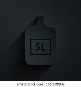 Papierschnitt Große Flasche mit sauberem Wasser Symbol einzeln auf schwarzem Hintergrund. Kunststoffbehälter für den Kühler. Kunststil aus Papier. Vektorillustration-Illustration