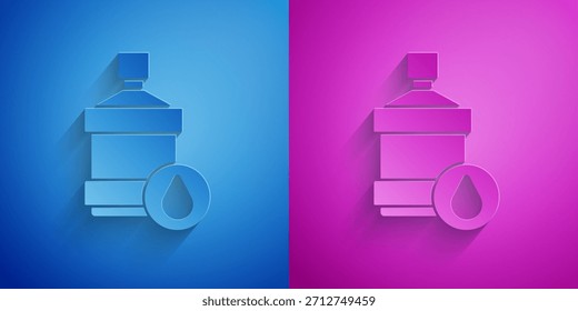 Corte de papel Grande garrafa com ícone de água limpa isolado no fundo azul e roxo. Recipiente de plástico para o refrigerador. Estilo da arte do papel. Vetor
