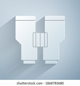 Icono de Binoculares de corte de papel aislados en fondo gris. Buscar signo de software. Símbolo de equipo espía. Estilo de arte de papel. Vector
