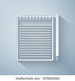 Papierschnitt Leeres Notizbuch und Bleistift mit Radiersymbol einzeln auf grauem Hintergrund. Kunststil aus Papier. Vektorgrafik
