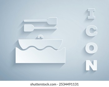 Barco de corte de papel con el icono de remos aislado en fondo gris. Deportes acuáticos, deportes extremos, vacaciones, vacaciones, team building. Estilo de arte de papel. Vector