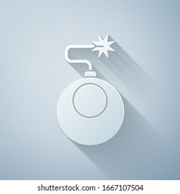 Cortar papel Bomba lista para explotar icono aislado en fondo gris. Estilo de arte de papel. Ilustración vectorial