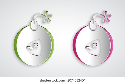 Cortar papel Bomba lista para explotar icono aislado en fondo gris. Estilo de arte de papel. Vector
