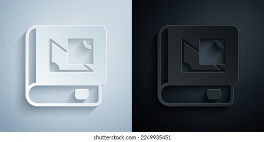 Recorte de papel Libro sobre el icono de geometría aislado en fondo gris y negro. Estilo de arte de papel. Vector