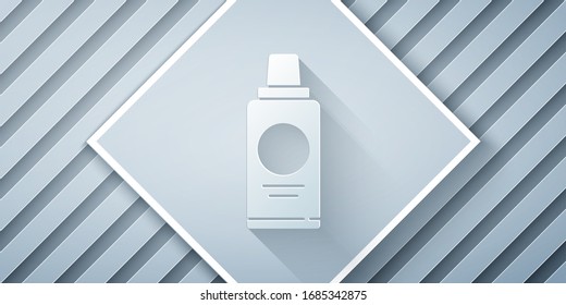 Frasco de icono de champú aislado en fondo gris. Estilo de arte de papel. Ilustración vectorial