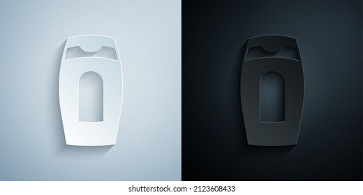 Cortado de papel Botella de icono de champú aislada en fondo gris y negro. Estilo de arte de papel. Vector
