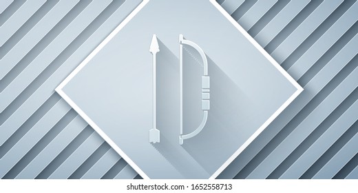 Cortar papel Bow y flecha en el icono de quiver aislado en fondo gris. Estilo de arte de papel.  Ilustración vectorial