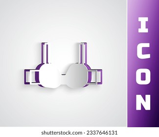 Icono de Bra de corte de papel aislado en fondo gris. Símbolo de lencería. Estilo de arte de papel. Vector