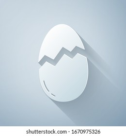Icono de huevo roto aislado en fondo gris. Feliz Pascua. Estilo de arte de papel. Ilustración vectorial
