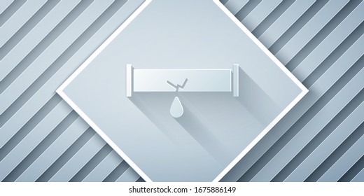 Cortado de papel Tubo de metal roto con el icono de fugas de agua aislado en fondo gris. Estilo de arte de papel.  Ilustración vectorial