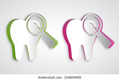 Cortado de papel Icono de diente roto aislado en fondo gris. Icono de problema dental. Símbolo de cuidado dental. Estilo de arte de papel. Vector
