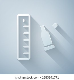 Cubierta de bala cortada en papel como prueba colocada con regla forense para icono de documentación aislado en fondo gris. Concepto de escena del crimen. Estilo de arte de papel. Vector
