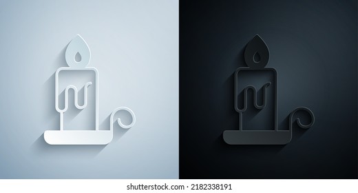 Papierschnitt Brennende Kerze in Kerzenhalter-Symbol einzeln auf grauem und schwarzem Hintergrund. Zylinderkerzenstift mit brennender Flamme. Kunststil aus Papier. Vektorgrafik
