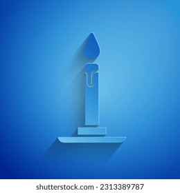 Cortado de papel Lámpara quemando en icono de candelabro aislado en fondo azul. Palo cilíndrico de velas con llama ardiente. Estilo de arte de papel. Ilustración vectorial