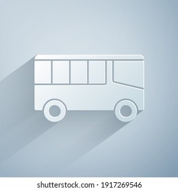 Icono de bus de corte de papel aislado en fondo gris. Concepto de transporte. Cartel de transporte de la gira de autobuses. Símbolo de turismo o vehículo público. Estilo de arte de papel. Vector