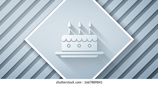 Pastel de papel cortado con el icono de quemar velas aislado en fondo gris.Feliz cumpleaños. Estilo de arte de papel. Ilustración vectorial