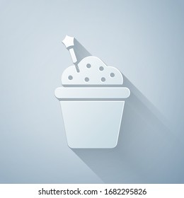 Icono del pastel de papel aislado en fondo gris.Feliz cumpleaños. Estilo de arte de papel. Ilustración vectorial