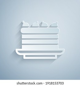 Icono de tarta de corte de papel aislado en fondo gris. Feliz cumpleaños. Estilo de arte de papel. Vector.