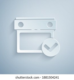 Calendario de corte de papel con icono de marca de verificación aislado en fondo gris. Estilo de arte de papel. Vector.