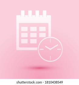 Recorte de papel Icono de calendario y reloj aislado en fondo rosado. Programación, cita, organizador, parte de horas, administración de horas, fecha importante. Estilo de arte de papel. Vector.