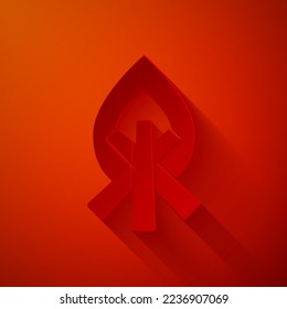 Papier geschnitten Campfire Symbol einzeln auf rotem Hintergrund. Brennendes Feuer mit Holz. Kunststil aus Papier. Vektorgrafik