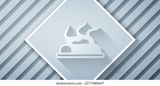 Papier geschnitten Campfire Symbol einzeln auf grauem Hintergrund. Brennendes Feuer mit Holz. Kunststil aus Papier. Vektorgrafik